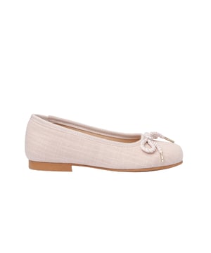 Er zijn momenten in het leven die op zichzelf magisch zijn. Elegante en comfortabele ballerina-achtige schoen met bijpassende metallic en platina gekrulde koordversiering, gemaakt van 100% katoen-linnen stof. Het binnenste gedeelte is gemaakt met Tex-Nature, een superabsorberende binnenvoering die een groot ademend vermogen, meer comfort en sneldrogend garandeert. Tex-Nature gevoel van maximale absorptie en totale droging. Tex-Nature is een ademend materiaal en heeft een antibacterieel en chroomvrij systeem. Het interieur heeft een systeem met een teen- en hielbeschermer, een zool met Tex-Nature-textielvoering en een antisliplederen zool. Schoenen ontworpen en vervaardigd in Spanje, ideaal voor feesten.