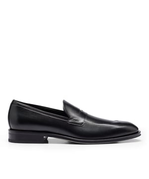 Plain leather loafer with high quality materials made in Italy. 100% Calf leather with shaded effect and leather sole with rubber injection. Penny detail and apron toe on the upper. Branding details on the upper and gentlemenÂ´s corner detail on the heel.