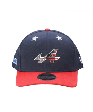 New Era Vegas Race Special Alpine Racing 9FIFTY Cap in blue.- Adjustable closure.- Stitched eyelets.- Curved brim.- Sponsor logo on the right side.- Embroidered New Era logo on the left side.- Alpine logo on the front.- 100% Polyester.- Ref: 60593258