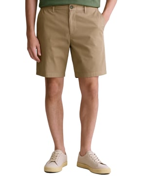 These everyday shorts are designed for comfort with a relaxed fit and a mid-rise waist. Ending just above the knee, they feature a front button closure, slanted front pockets, and double buttoned welt pockets at the back. Crafted from 100% cotton with a soft, peached finish, they’re finished with our signature GANT logo on the back right welt pocket.