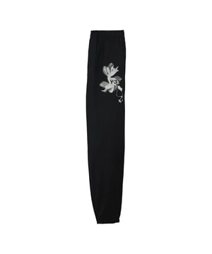 Y-3 Graphic French Terry Joggers in zwart.De Y-3 Graphic French Terry Pants is een basisstuk en zet een stap in de modewereld. Ze zijn gemaakt van luxueus comfortabel katoenen French Terry en afgewerkt met doordachte details in de vorm van een gulp met rits, een achterzak en een subtiel Y-3 logo.- Y-3 French Terry broek verheft essentiële stijl.- Normale pasvorm.- Gulp met rits en elastiek in de taille.- Zijzakken.- Achterzak.- Elastische manchetten.- Y-3 logo.- 80% katoen 20% polyester (gerecycled).  Machinewasbaar.- Ref: IN4339