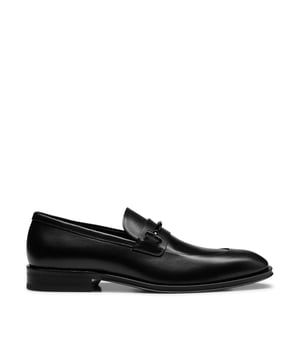Heren Boss Derrek Loafer in zwart.- Bovenwerk in zacht effen leer.- Slip-on sluiting.- Metalen merkbeslag en sierstiksels op de hiel.- Rubberen met lederen injectiezool.- Ref: 50492638001