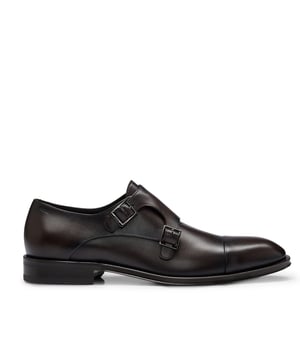Heren BOSS Derrek Monk in bruin.- Bovenwerk in leer.- Dubbele monkstrap met gesp.- Amandelvormige teen.- Gestapelde houten zool.- Ref: 50492226202