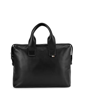 BOSS City Lux Document Case in black.- RESPONSIBLE. - Genuine Italian leather with matt look and smooth handfeel.- Natural micro grain.- Main zip compartment.- Internal zip pocket  organizer.- New institutional stripe webbing.- Approx. dimensions: 38 x 29 x 9cm
