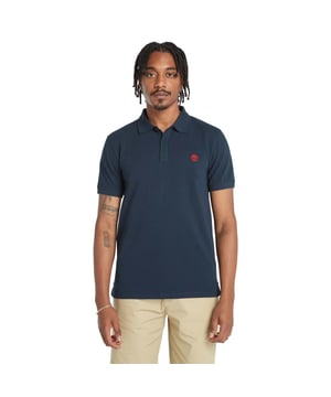 Heren Timberland Oyster River Logo Korte Mouw Poloshirt in marineblauw.- Geribde kraag.- Twee knoopsluiting.- Geborduurd Timberland® boom logo op de borst.- Geribde manchetten.- Normale pasvorm.- 100% Katoen.- Ref: A2BS14331