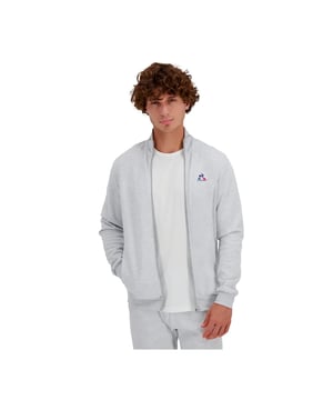 Gilet Le Coq Sportif Essentiels Herren Grau Baumwolle. Authentisches Kleidungsstück der Marke Le Coq Sportif - Streetwear/Sportswear-Design von Le Coq Sportif - Le Coq Sportif für Herren, modisch und perfekt für den Alltag - Der graue Gilet von Le Coq Sportif lässt sich perfekt mit dem Rest Ihrer Garderobe kombinieren - bequeme Baumwollmaterial - klassisch - Essentiels -