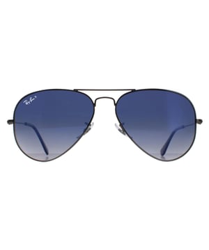 Ray-Ban Zonnebril Aviator 3025 Gunmetal gepolariseerd Blauw Gradiënt Grijs 004/78 58mm werden oorspronkelijk ontworpen in 1936 voor Amerikaanse militaire piloten en sindsdien een van de meest iconische zonnebril-modellen ter wereld werden. Het tijdloze ontwerp wordt gekenmerkt door het dunne metaaldraadframe, grote traanvormige lenzen en fijne metalen tempels met siliconen tips en neuskussens voor een aangepaste en comfortabele pasvorm. Dit klassieke model is verkrijgbaar in verschillende maten en een scala aan kleur.