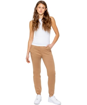 Experimenta el máximo confort y estilo con los Joggers para Mujer de Enzo. Diseñados con un suave forro interior de felpa y un ajuste relajado, estos pantalones son perfectos para uso diario. También incluyen características convenientes como 2 bolsillos laterales, un diseño de pierna con puños, y una cintura elástica con cordones ajustables.