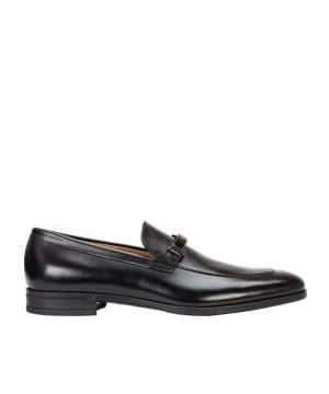 Mens Boss Kensigton Loafer Shoes in black.- Smooth polished leather upper with metal logo brand buckle.- Slip-On construction.- Lightly cushioned insole.- Leather lining.- Rubber sole.- Ref: 50478626001
