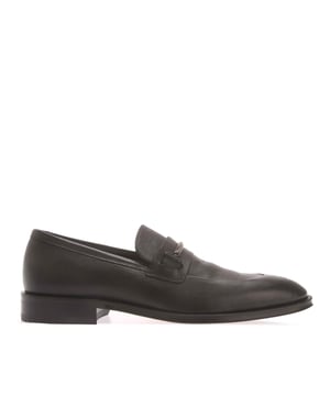 Heren Boss Derrek Loafer in zwart.- Bovenwerk in leer.- Slip-on design.- Metalen merkbeslag en sierstiksels op de hiel.- Rubberen zool.- Ref: 50503414001