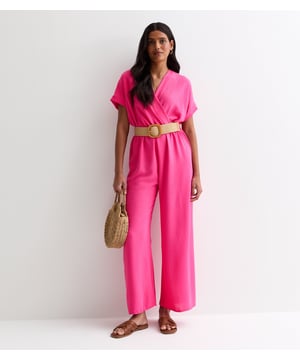 Disfruta de una elegancia sin esfuerzo con nuestro mono rosa de manga corta con cintura elástica y cinturón. Diseñado con una favorecedora cintura elástica y cinturón para ceñir la cintura, este mono es perfecto para cualquier ocasión. El suave color rosa y las mangas cortas añaden un toque de feminidad, convirtiéndolo en una prenda imprescindible para cualquier mujer a la moda.