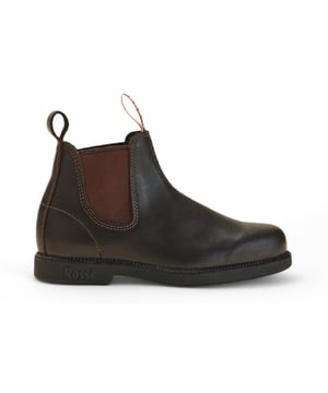 Maak kennis met de Rossi Boots 607 Booma, een perfecte combinatie van stijl, duurzaamheid en ongeëvenaarde prestaties. Deze Chelsea-laarzen, gemaakt van eersteklas bruin volnerfleer met een opvallende claret-kruising, zijn ontworpen om te voldoen aan de eisen van zowel ruige werkomgevingen als stedelijke avonturen, terwijl ze tegelijkertijd uitzonderlijk comfort en opvallende esthetiek bieden. Belangrijkste kenmerken: Premium volnerfleerconstructie: Gemaakt van hoogwaardig bruin volnerfleer, bieden deze laarzen uitstekende duurzaamheid en een gepolijste, tijdloze look die concurrenten zoals Blundstone overtreft. Opvallende Claret-kruisingen en treklipjes: Levendige claret elastische kruisingen gecombineerd met stevige treklipjes verhogen niet alleen de stijl, maar maken het ook moeiteloos om deze laarzen aan te trekken. Modderafstotende loopvlakzool: Ontworpen voor buiten, de innovatieve modderafstotende zool biedt uitstekende grip en comfort terwijl het voorkomt dat er vuil ophoopt - ideaal voor landbouw, tuinieren, landschapsarchitectuur of elk terrein. Gecertificeerde slipvaste zool: ontworpen voor stabiliteit op gladde of oneffen oppervlakken, voor maximale veiligheid in elke omgeving, van modderige paden tot gepolijste vloeren. Olie- en zuurbestendig: met een zool die bestand is tegen olie en zuur, zijn deze laarzen perfect geschikt voor veeleisende klussen op boerderijen, in fabrieken, in keukens en andere uitdagende werkplekken. Met leer gevoerde binnenkant: de ademende leren voering biedt superieur comfort, waardoor uw voeten fris en ondersteund blijven tijdens lange uren dragen. De Rossi Boots 607 Booma Chelsea Boot is meer dan alleen schoeisel - het is een veelzijdige metgezel die is gebouwd voor de zwaarste uitdagingen van het leven en de meest stijlvolle momenten. Van de onverharde wegen van het platteland tot de bruisende straten van de stad, deze laarzen bieden de perfecte combinatie van robuuste functionaliteit en moderne verfijning. Met hun kenmerkende claret-accenten, duurzaam vakmanschap en de hele dag comfort, is de 607 Booma de ultieme keuze voor degenen die stijl en prestaties eisen bij elke stap.