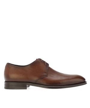 Heren BOSS Derrek Derby Shoes in bruin.- Leren bovenkant.- Vetersluiting.- Paneel.- Amandelvormige teen.- Houten zool.- Ref: 50499932215
