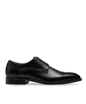 Mens Boss Derrek Derby Shoes in black.- Leather upper.- Lace up fastening. - Stitching trimming.- Durable outsole with leather injection.- Ref: 50492642001