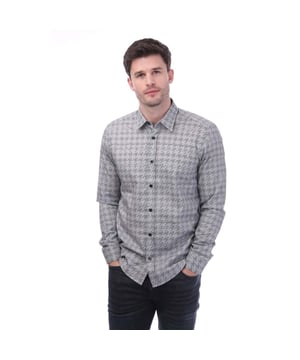 Herenoverhemd BOSS Regular-Fit grijs.- Button-down kraag.- Lange mouwen met knoopmanchetten.- Volledige knoopsluiting.- All-over print.- Afgeronde zoom.- Regular fit.- 50% Lyocell 50% Katoen.- Ref: 50521590030