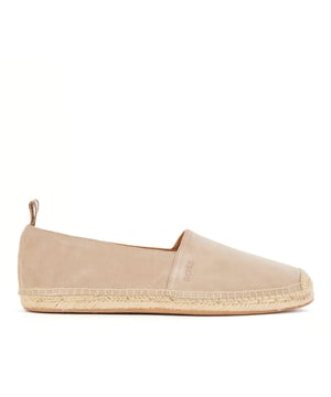 Gemaakt in Portugal. Nieuwe espadrillesandaal met klassiek silhouet. Volledig suède bovenwerk. Met natuurlijk touw gevoerde platte zool met contrasterende handstiksels. Diamanten details op de zool. Gemakkelijke, moeiteloze look.