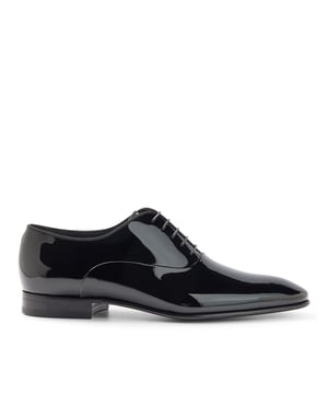 Heren BOSS Evening Oxford schoenen in zwart.Gevoerd met leer voor ademend comfort zijn deze formele veterschoenen gemaakt van rijk leer met een glanzende lakafwerking voor een verhoogde look. Maak een avond- of gelegenheidsensemble compleet met dit paar.- Ref: 50370447-001