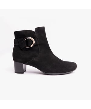 Gabor Gabor HEMP Womens Ankle Boots Black

 Upper Material: Leather

Lining Material: Textile

Closure/Fastening: Pull-On

Features: Comfort

Shoe Width: Relaxed

Item Weight: 1 KG

Heel Height: Low (2.5-4.9cm)
Product Code: 32.824.47
