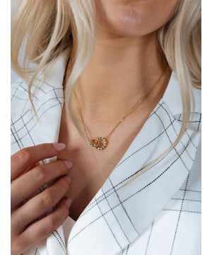Double Hoop Roman Numeral Necklace in Gold. A timeless and elegant design featuring two interlocking hoops adorned with Roman numerals. Accented with sparkling zirconia, this versatile gold necklace is perfect for adding a touch of sophistication to your everyday look.

Titanium Steel, Gold plated
40cm +5cm&nbsp;
Pouch included
Zirconia
SKU: JE402524