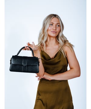 Small Crossbody Top Handle Bag. The perfect accessory for your small essentials, this sleek crossbody bag offers the option to carry it as a grab bag. With its chic, messenger-style design, it’s versatile enough to complement both day and night looks, making it ideal for any occasion. H:8cm L:21cm W:12 100% PU SKU:HB350502