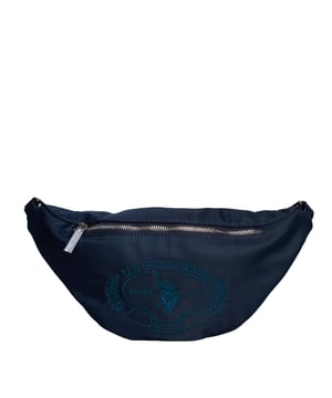 Bandolera para hombre de la marca U.S. POLO ASSN.
Exterior de material sintético.
Cierre con cremallera superior.
Exterior frontal: Un bolsillo con cierre de cremallera.
Interior frontal: Un bolsillo con cremallera, un bolsillo abierto y 3 compartimentos para bolígrafos.
Interior trasero: Un bolsillo abierto.
Correa ajustable.
Forro interior con estampado de la marca.
Logotipo de la marca en el frontal.
Costuras vistas a tono.
 Medidas: 17x28x7cm
 Composición: 80% Nylon, 20% Poliuretano
 Cuidados:
Limpiar con un paño húmedo.