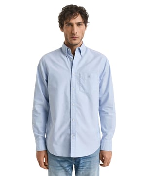 Maak kennis met Enzo Milano Herenshirts: het toppunt van luxe. Onberispelijk vervaardigd met lichtgewicht, ademend katoen, deze Regular Fit shirts hebben een verfijnde Button-Down kraag en lange mouwen voor een tijdloze uitstraling. Elk shirt is versierd met het Enzo Milano-logo, geborduurd op de borst voor een vleugje exclusiviteit