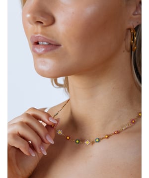 Daisy Necklace in Multi Gold.  A stunning accessory featuring intricate multicolored flower details. Perfect for turning heads and making a bold statement at any occasion.
Size: Flower Diameter : 0.6 Necklace Length: 40cm + 5cm
Stainless Steel, Gold Plated
Colour: Gold
Pouch included
