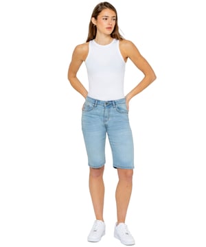 Rüste deine Sommergarderobe mit den Enzo Damen langen Denim-Shorts auf – ein Must-have für mühelosen Stil bei warmem Wetter. Diese Shorts im schmeichelhaften Bermuda-Stil sind aus weichem Stretchstoff gefertigt und bieten eine bequeme Passform, die sich mit dir bewegt. Mit einem klassischen 5-Taschen-Design, einschließlich Münztasche, und einem sicheren Reißverschluss vereinen sie Praktikabilität mit zeitloser Eleganz.