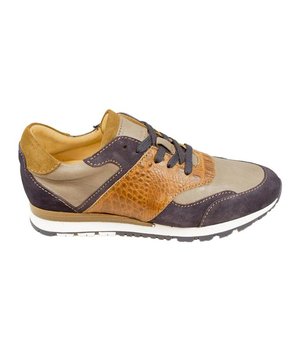 
Op zoek naar een schoen in de categorie Sneakers? De Suede marine/ grey van Ragazzi is een aanwinst voor elke schoenenkast. De schoenen van Ragazzi zijn gemaakt van Leer combi en hebben een voering van Leer. De Suede marine/ grey is uitgevoerd in de kleur bruin multi.