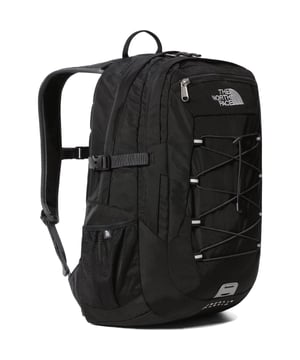 
<p>Op zoek naar de perfecte metgezel voor je dagelijkse avonturen? Ontmoet de stoere 29-liter zwarte rugtas van The North Face, jouw ultieme partner voor werk, school of vakantie. Deze stevige rugtas, model Borealis, biedt voldoende ruimte voor al je benodigdheden en is geschikt voor een 15-inch laptop. Met zijn tijdloze ontwerp en duurzame constructie is deze backpack een betrouwbare metgezel voor elke reis. Of je nu door de wildernis trekt of door de stadsjungle navigeert, het overlevingsfluitje op de borstriem biedt extra gemoedsrust. Deze tas voor heren combineert functionaliteit met stijl, waardoor het een essentieel accessoire is voor elke moderne avonturier. Ga op pad en ervaar het gemak van deze onmisbare rugzak die ook in de kleurcombinatie groen/zwart verkrijgbaar is. Je shopt de zwarte Borealis backpack van The North Face nu met korting in de uitverkoop.</p>
<h2>The North Face Borealis backpack voor heren zwart in de sale</h2>
<p>De North Face Borealis backpack is een