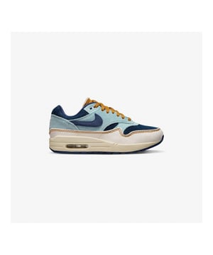 
Wat een gave denim uitvoering is dit van de iconische Nike Air Max 1 sneakers. De Nike Air Max 1 Denim Auro heeft is afgewerkt met drie soorten denim; donkerblauw, lichtblauw en ivoor. Deze kleuren contrasteren prachtig tegen de lichtgele midsole en het geheel wordt afgemaakt door camelkleurige veters. Deze sneakers zijn inmiddels overal uitverkochten hiervoor geld dus op = op.

Nike artikelnummer: FQ8900-440
Kleur: Aura/Midnight Navy-Pale Ivory