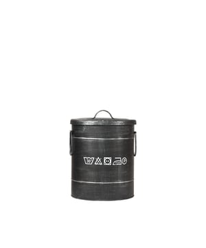 
Deze metalen wasmand van het merk LABEL51 is een stoere, handige en hygiënische wasmand die een leuk sfeertje brengt in een badkamer of washok.Deze metalen wasmand, voorzien van een stoere print, is gemaakt van hoogwaardig metaal en is uitgevoerd in de kleur antiek zwart wat zorgt voor een extra stoere uitstraling. De wasmand heeft een afneembare deksel en aan beide zijden flexibele metalen handgrepen die tevens de mogelijkheid bieden de mand op te hangen.Deze industriële wasmand is een aanwinst voor je wasruimte waardoor de was doen nog leuk wordt. Combineer de verschillende groottes om je was bijvoorbeeld te sorteren.• Spaar alle industriële opbergboxen, keuken- en badkameraccessoires voor het leukste geheel• Deze wasmand is stoer, functioneel en lekker trendy• De wasmand is verkrijgbaar is verschillende varianten - Afmeting: 26x26x33 cm - Kleur: Zwart - Materiaal: Metaal