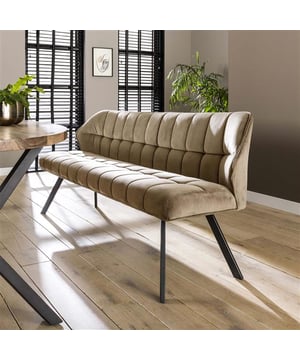 
Deze eigentijdse eetkamerbank is uitgevoerd in velvet. Velvet is een glanzende en fijne stof die bekend staat om haar flexibiliteit en sterkte. De bank beschikt over een hele comfortabele zitting en is mooi afgewerkt met een poedercoat finish op de poten. Deze eetkamerbank geeft aan ieder huis een chique en trendy look.Over het merkWij zijn continu bezig met het samenstellen van stoere collecties die naast functioneel ook nog is heel trendy zijn. Veel van ons assortiment is zo ontworpen dat het leuk bij elkaar staat in elke kamer, daarom raden wij zeker aan om even een kijkje te nemen in ons assortiment voor leuke matchende items! - Afmeting: 1,80x0,58x0,81 - Kleur: Champagne - Materiaal: Velvet