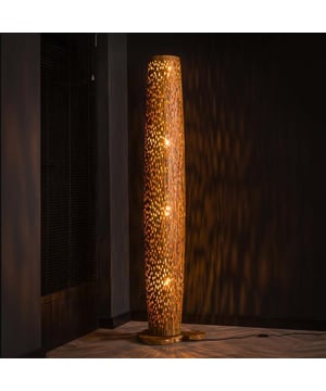 
Deze vloerlamp is uitgevoerd in gerecycled teakhout. Over de gehele lamp zijn stukjes teak gebruikt en met openingen opgebouwd waardoor het licht op een speelse manier er doorheen schijnt. Deze lamp wordt ook uitgevoerd in 2 andere maten en er wordt aanbevolen om hier een set van te maken. Er wordt aanbevolen LED lichtbron (8451) te gebruiken.Over het merkWij zijn continu bezig met het samenstellen van stoere collecties die naast functioneel ook nog is heel trendy zijn. Veel van ons assortiment is zo ontworpen dat het leuk bij elkaar staat in elke kamer, daarom raden wij zeker aan om even een kijkje te nemen in ons assortiment voor leuke matchende items! - Afmeting: 40x40x184 - Kleur: Bruin - Materiaal: Hout