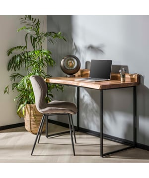 
Dit bureau 'edge' is uitgevoerd in een acaciahout met een metalen frame.  De prachtige boomstam-vorm maakt het bureau natuurlijk en robuust. Het metalen frame is netjes afgewerkt met een zwarte poedercoat finish. Met een bladdiepte van 60 cm kan er gemakkelijk een computer/laptop op staan en blijft er voldoende werkruimte over. Daarnaast kan dit bureau ook ingezet worden als kaptafel. Dit bureau maakt deel uit van de 'edge' serie.Over het merkWij zijn continu bezig met het samenstellen van stoere collecties die naast functioneel ook nog is heel trendy zijn. Veel van ons assortiment is zo ontworpen dat het leuk bij elkaar staat in elke kamer, daarom raden wij zeker aan om even een kijkje te nemen in ons assortiment voor leuke matchende items! - Afmeting: 110x60x76 - Kleur: Bruin - Materiaal: Hout