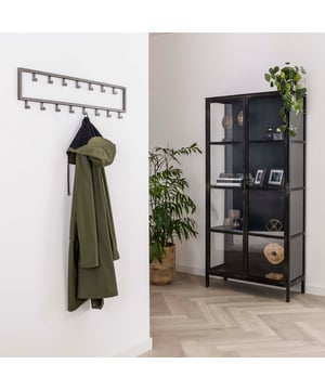 
Deze wandkapstok is uitgevoerd in grijs gepoedercoat staal. In totaal is dit model voorzien van ruim 15 haakjes. Zo kan je altijd genoeg jassen ophangen.Doordat de haakjes schuin boven elkaar zijn bevestigd, kunnen jassen gemakkelijker en wat meer verspreid worden opgehangen. De kapstok is verder voorzien van twee bevestigingsogen aan de achterzijde, zodat hij eenvoudig aan de wand kan worden gemonteerd.De Industriele wandkapstok is 80 centimer breed en 20 cm hoog. Zo neemt is hij subtiel te monteren en biedt hij ruimte voor erg veel jassen.Alle belangrijke informatie op een rijtje:- De wandkapstok heeft ruim 15 haken- De wandkapstok is 80 cm breed en 20cm hoog- De industriele wandkapstok is gemakkelijk met 2 ogen te monteren aan de muur- Al onze producten worden met de hand gemaakt. Daardoor is het echt vak werk:)Over het merkWij zijn continue bezig met het samenstellen van stoere collecties die naast functioneel ook nog is heel trendy zijn. Veel van ons assortiment is zo ontworpen dat het leuk bij elkaar staat in elke kamer, daarom raden wij zeker aan om even een kijkje te nemen in ons assortiment voor leuke matchende items! - Afmeting: 80x2x20 - Kleur: Grijs - Materiaal: Metaal