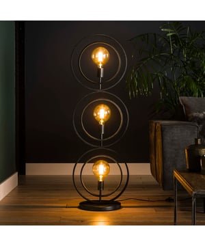 
Deze vloerlamp 'Turn around' is gemaakt van metaal met een Charcoal finish. De buitenste cirkels zitten van de onderste tot de bovenste aan elkaar vast. De binnenste cirkels kunnen volledig rond draaien, waardoor deze op de gewenste manier geplaatst kunnen worden. Door het opengewerkte armatuur komen de lichtbronnen volledig tot hun recht en wordt de ruimte mooi verlicht. Let op! Het artikel is dimbaar, maar wel door middel van een tussenschakelaar. Over het merkWij zijn continu bezig met het samenstellen van stoere collecties die naast functioneel ook nog is heel trendy zijn. Veel van ons assortiment is zo ontworpen dat het leuk bij elkaar staat in elke kamer, daarom raden wij zeker aan om even een kijkje te nemen in ons assortiment voor leuke matchende items! - Afmeting: 40x30x124 - Kleur: Zwart - Materiaal: RVS