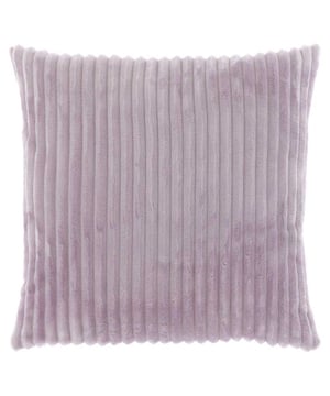 
Bent u op zoek naar een nieuwe look voor uw woon- of slaapkamer? Dan is dit hoesje precies wat je zoekt! De sierkussenhoezen van Unique Living zijn geïnspireerd op de laatste trends en voegen extra sfeer en kleur toe aan elke kamer. De hoes is gemaakt van hoogwaardig katoen en is verkrijgbaar in een prachtige kleur. De hoes is voorzien van een praktische, onzichtbare ritssluiting waardoor de hoes af en toe gewassen kan worden.De belangrijkste informatie op een rij:- Hoogwaardig materiaal - Kan worden afgesloten met een ritssluiting, waardoor het wassen eenvoudiger wordt mogelijk- Gemakkelijk vervangbaarWassen?Wil je de hoezen wassen? Wat kan! Wij raden aan om de hoezen binnenstebuiten met de hand te wassen. Hierdoor behoudt de kussensloop zijn kleur en structuur en kan hij jaren mee! Houdt u meer van gemak? Dan kun je ze ook in de wasmachine wassen. Wij adviseren dan een rustig programma op maximaal 30 graden.Over Uniek WonenUnique Living heeft een uitgebreid assortiment sierkussens en kussenhoezen. De ontwerpen zijn stijlvol en tijdloos. De collectie varieert van rustige prints met elegante teksten tot zachte, gestructureerde kussenhoezen. Je kunt de kussens gebruiken als trendy detail op de bank in de woonkamer of op het bed in de slaapkamer. Het zijn echte blikvangers. - Afmeting: 45x45cm - Kleur: Paars - Materiaal: polyester