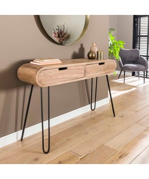
Deze kaptafel 'barrel' is uitgevoerd in mango hout met een metalen frame afgewerkt in zwart poedercoat. De afgevlakte hoeken geven een heel trendy beeld. Het kastje is leuk te gebruiken als kaptafel of als haltafel! Een echte musthave! Deze kaptafel behoort tot de 'barrel' serie.Over het merkWij zijn continu bezig met het samenstellen van stoere collecties die naast functioneel ook nog is heel trendy zijn. Veel van ons assortiment is zo ontworpen dat het leuk bij elkaar staat in elke kamer, daarom raden wij zeker aan om even een kijkje te nemen in ons assortiment voor leuke matchende items! - Afmeting: 120x30x76 - Kleur: Bruin - Materiaal: Hout