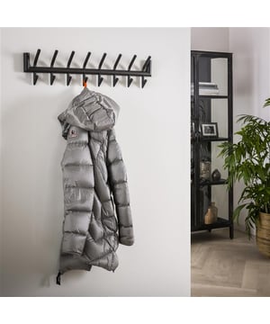 
Deze kapstok heeft een ronde buis en is uitgevoerd in grijs gepoedercoat staal. In totaal is dit model voorzien van 16 haakjes met zowel bovenkant als aan de onderkant een ophangsysteem. De kapstok is verder voorzien van twee bevestigingsogen aan de achterzijde, zodat hij eenvoudig aan de wand kan worden gemonteerd. Deze kapstok heeft ook een 6- haaks uitvoering.Alle belangrijke informatie op een rijtje:- De wandkapstok heeft ruim 16 haken- De wandkapstok is 78 cm breed en 19cm hoog- De industriële wandkapstok is gemakkelijk met 2 ogen te monteren aan de muur- Al onze producten worden met de hand gemaakt. Daardoor is het echt vak werk:)Over het merkWij zijn continue bezig met het samenstellen van stoere collecties die naast functioneel ook nog is heel trendy zijn. Veel van ons assortiment is zo ontworpen dat het leuk bij elkaar staat in elke kamer, daarom raden wij zeker aan om even een kijkje te nemen in ons assortiment voor leuke matchende items! - Afmeting: 78x10x19 - Kleur: Grijs - Materiaal: Metaal
