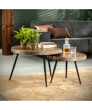 
Deze trendy salontafel set is uitgevoerd in 'metalic' antiek brons. Op het blad zit een hele mooie bewerking welke een unieke uitstraling geeft. Deze ambachtelijke set is een echte eye-catcher en is super goed te combineren met veel verschillen stylen. De tafels hebben een diameter van 74 en 58 centimeterOver het merkWij zijn continu bezig met het samenstellen van stoere collecties die naast functioneel ook nog is heel trendy zijn. Veel van ons assortiment is zo ontworpen dat het leuk bij elkaar staat in elke kamer, daarom raden wij zeker aan om even een kijkje te nemen in ons assortiment voor leuke matchende items! - Afmeting: 74x74x50 - Kleur: Goud - Materiaal: Metaal