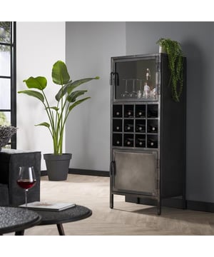 
Deze wijnkast 'Ruff metal' is uitgevoerd gun metal. De wijnkast is voorzien van een twee deuren, één van staal en één van glas. Daarnaast beschikt de kast over 12 ruime vakken om wijnflessen te plaatsen. Een echte eye-catcher! Deze wijnkast wordt opgebouwd geleverd en maakt deel uit van de 'Ruff metal' serie.Breed: 55cmDiepte: 40cmHoogte: 135 cmOver het merkWij zijn continue bezig met het samenstellen van stoere collecties die naast functioneel ook nog is heel trendy zijn. Veel van ons assortiment is zo ontworpen dat het leuk bij elkaar staat in elke kamer, daarom raden wij zeker aan om even een kijkje te nemen in ons assortiment voor leuke matchende items! - Afmeting: 40x55x135 - Kleur: Zwart - Materiaal: Metaal