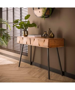 
Deze trendy kaptafel 'Demn' is uitgevoerd in massief acacia hout met een prachtige bewerking op het front. Dit geeft de kaptafel een stoere, maar chique touch. Een echte eye-catcher! De kaptafel beschikt over 2 laden. De kaptafel heeft ook een bijpassend nachtkastje en TV-meubel.Over onsWij zijn continue bezig met het samenstellen van trendy collecties die met elkaar te mix en matchen zijn. Zo hebben wij naast deze ovenwanten ook nog leuke pannenlappen, keukenschorten en tafelkleden in hetzelfde design. Kijk dus vooral even naar de rest van ons assortiment voor een leuke match en maak jouw interieur compleet! - Afmeting: 40x125x77 - Kleur: Bruin - Materiaal: Hout