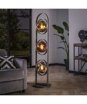 
Deze prachtige vloerlamp 'stellar' is een echte eye-catcher! De lamp is uitgevoerd in metaal met drie glazen kappen. De kappen zijn uitgevoerd in drie verschillende kleuren, namelijk: goud, koper en chroom. De kappen kunnen los gehaald worden, waardoor de lichtbron gemakkelijk geplaatst kan worden. Er wordt aanbevolen LED lichtbron (8450) te gebruiken. Deze vloerlamp maakt deel uit van de 'stellar' serie.Over het merkWij zijn continu bezig met het samenstellen van stoere collecties die naast functioneel ook nog is heel trendy zijn. Veel van ons assortiment is zo ontworpen dat het leuk bij elkaar staat in elke kamer, daarom raden wij zeker aan om even een kijkje te nemen in ons assortiment voor leuke matchende items! - Afmeting: B37 x L37 x H160 - Kleur: Zilver - Materiaal: Metaal