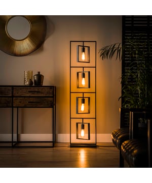 
Deze vloerlamp 'Turn square' is gemaakt van metaal met een Charcoal finish. De buitenste vierkanten zitten van de onderste tot de bovenste aan elkaar vast. De binnenste vierkanten kunnen volledig rond draaien, waardoor deze op de gewenste manier geplaatst kunnen worden. Door het opengewerkte armatuur komen de lichtbronnen volledig tot hun recht en wordt de ruimte mooi verlicht. Over het merkWij zijn continu bezig met het samenstellen van stoere collecties die naast functioneel ook nog is heel trendy zijn. Veel van ons assortiment is zo ontworpen dat het leuk bij elkaar staat in elke kamer, daarom raden wij zeker aan om even een kijkje te nemen in ons assortiment voor leuke matchende items! - Afmeting: 35x22x140 - Kleur: Zwart - Materiaal: RVS