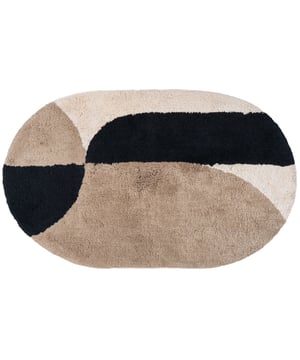 
Introduceer design en comfort in je badkamer met Badmat Bowie! Gemaakt van zacht katoen, biedt deze badmat een heerlijk gevoel onder je voeten. Wat deze badmat speciaal maakt, is het grafische patroon in verschillende kleuren. Met zijn bijzondere dessin, geeft Bowie een eigentijds gevoel aan elke badkamer. De badmat is voorzien van een antisliplaag aan de onderkant. Voor de beste zorg raden we de volgende onderhoudsvoorschriften aan: machinewas op 30° en vervolgens aan de lucht laten drogen. Badmat Bowie is verkrijgbaar in 4 kleurencombinaties en de volgende maten: 50 x 80 cm, 60 x 100 cm, ovaal 50 x 80 cm en ovaal 60 x 100 cm. Merk: Veer Carpets Materiaal: Katoen Kleur: Taupe EAN: 8720769976911