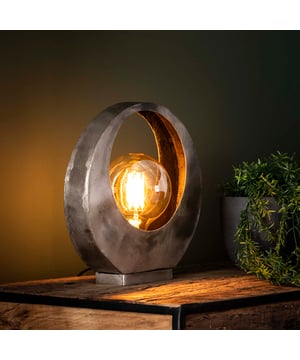 
Deze tafellamp 'full moon' is uitgevoerd in metaal. De finish is op het armatuur gebrand waardoor iedere lamp uniek is. Deze trendy lamp is ook uitgevoerd in een 'half moon'. Er wordt aanbevolen LED lichtbron (8467) te gebruiken.Over het merkWij zijn continue bezig met het samenstellen van stoere collecties die naast functioneel ook nog is heel trendy zijn. Veel van ons assortiment is zo ontworpen dat het leuk bij elkaar staat in elke kamer, daarom raden wij zeker aan om even een kijkje te nemen in ons assortiment voor leuke matchende items! - Afmeting: 31x13x32 - Kleur: Grijs - Materiaal: Metaal