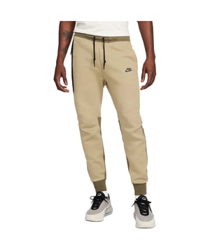 
De Nike Tech Fleece Joggingbroek voor heren heeft de aansluitende pasvorm waar je zo van houdt voor een strakke look. De premium, lichte fleece is glad aan de binnen- en buitenkant en biedt veel warmte zonder extra volume. Hoge geribde boorden zorgen samen met een ritszak op de rechterpijp voor veilige opbergmogelijkheden en dat kenmerkende Tech Fleece DNA. Combineer de broek met de Tech Fleece hoodie voor een uniforme look. Deze joggingbroek heeft opvallende details, zoals het design met vlakken, flexibele knieÃ«n en een kenmerkende zak met taping op de rechterdij voor een onmiskenbare Tech Fleece stijl. Een toelopend design van de knieÃ«n tot de enkel voorkomt overtollig materiaal en zorgt voor een strakke look waarmee je je sneakers kunt laten zien. De getapete zak heeft een binnenzak om spullen op hun plek te houden en gemakkelijk toegankelijk te houden. Zachte, elastische tailleband met trekkoord aan de buitenkant zorgt voor een aansluitende pasvorm die je vast kunt trekken. <ul> <li>Ribboorden </li> <li>Nike Futura logo op de linkerdij </li> </ul> <b>Materiaal: </b><br> 53% katoen <br> 47% polyester