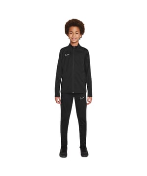 
De Nike Dri-FIT Academy23 Trainingspak is een voetbaltrainingspak voor kinderen. Sta klaar voor de wedstrijd en ga in de aanval met dit comfortabele trainingspak. Dit tweedelige trainingspak heeft een klassieke pasvorm en is een echte MVP, of je nu een sprintje trekt naar school of op het voetbalveld. Dit is de makkelijkste outfit om uit je kast te trekken. <ul> <li>Nike Dri-FIT technologie voert zweet weg van je huid voor snellere verdamping, zodat je droog en comfortabel blijft</li> <li>Een klassieke pasvorm geeft je bewegingsvrijheid zonder afleidingen</li> <li>Bewaar je snacks en kleine voorwerpen in de zijzakken</li> <li>Met het elastische knit materiaal blijf je bewegen</li> <li>Elastische tailleband </li> <li>Geborduurd Swoosh logo </li> </ul> <b>Materiaal:</b><br> 100% polyester