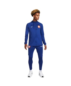 
Het Nike Strike trainingspak van het Nederlands Elftal voor heren is van seizoen 2022-2023. Door het Dri-Fit materiaal wordt zweet afgevoerd waardoor je altijd droog en comfortabel kan trainen. Het trainingspak is voorzien van het KNVB-logo en de kenmerkende Swoosh van Nike. Het Nederlands Elftal trainingspak voor heren heeft een standaard pasvorm dat zorgt voor optimaal draagcomfort. De broek is voorzien van een elastische tailleband en een aantrekkoord waardoor de broek goed aan te passen is voor de optimale pasvorm. <p> </p> <b>Materiaal:</b><br> 100% Polyester